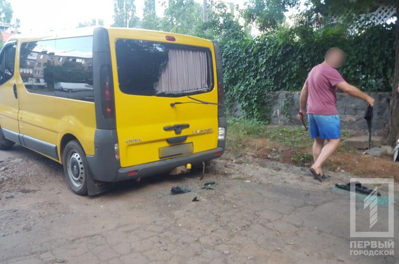 Мотоциклист разбил шлемом стекло микроавтобуса: конфликт на проезжей части. Новости Днепра