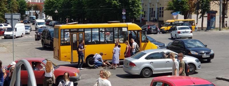 Маршрутка переехала женщину. Новости Днепра