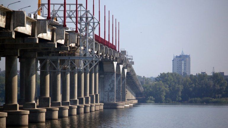Парень в трусах на Новом мосту «поднял на уши» городские спецслужбы. Новости Днепра