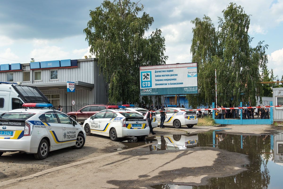 Толпа людей в балаклавах начала расстреливать здание: подробности. Новости Днепра