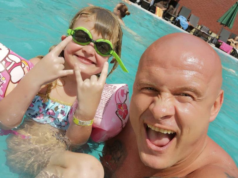 Несмотря на развод, Вячеслав Узелков счастливо проводит время с сыном и дочерью