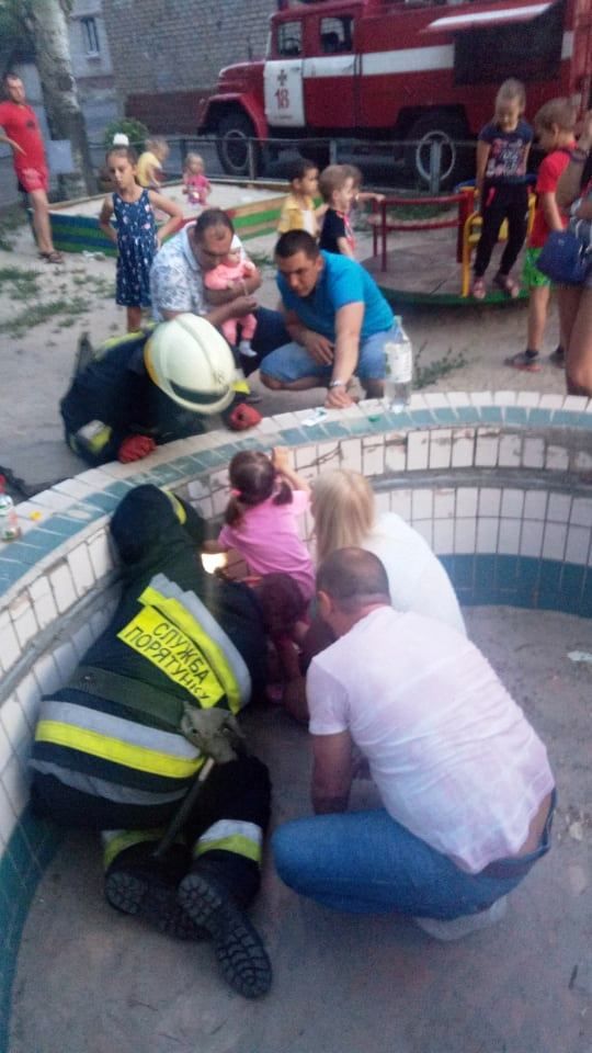 В Днепре ребенок застрял в бассейне: девочка находится в больнице. Новости Днепра