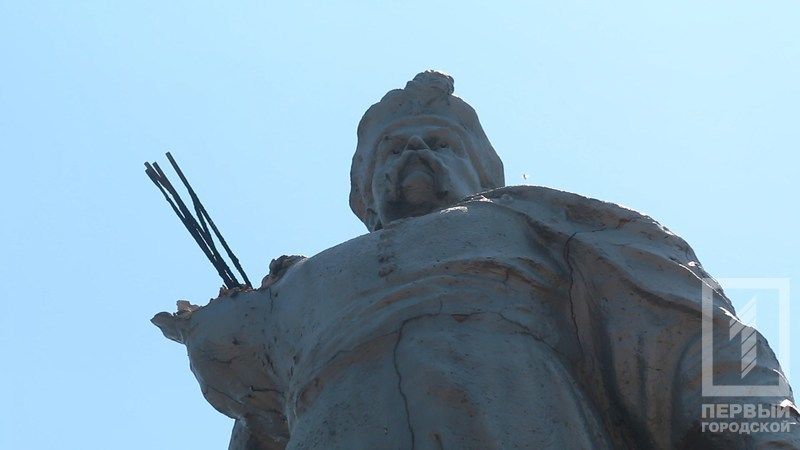 На Днепропетровщине Хмельницкий до сих пор стоит без руки. Новости Днепра