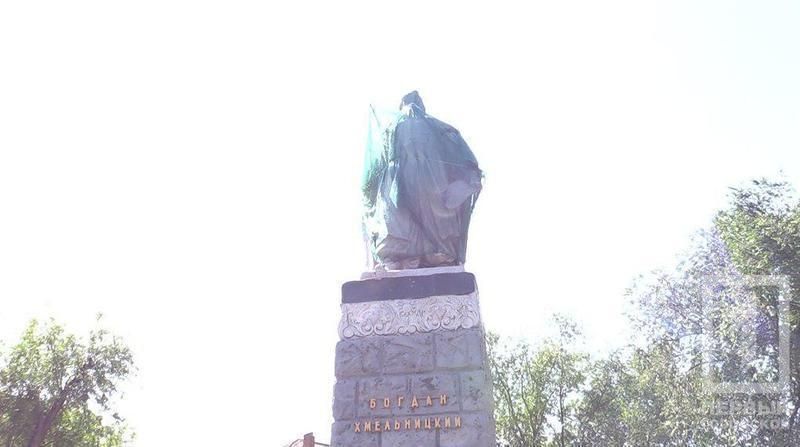 На Днепропетровщине Хмельницкий до сих пор стоит без руки. Новости Днепра