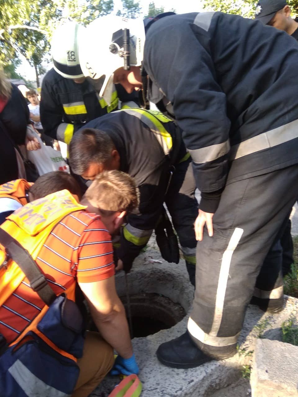 6 метров в глубину: в Днепре ребенок упал в открытый люк. Новости Днепра