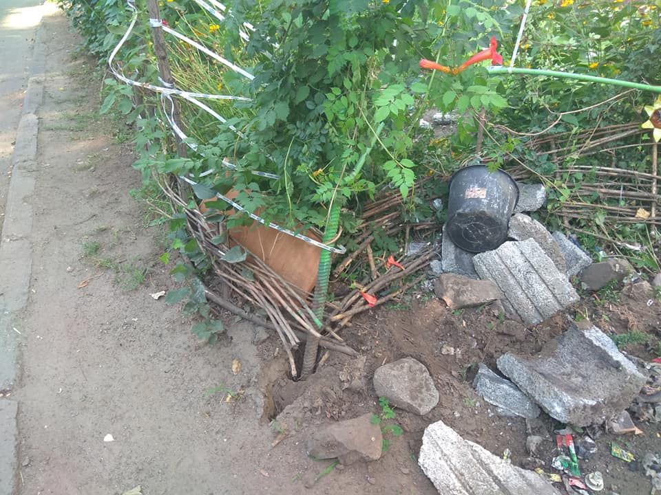 В Днепре неизвестные на машине развалили двор и скрылись. Новости Днепра