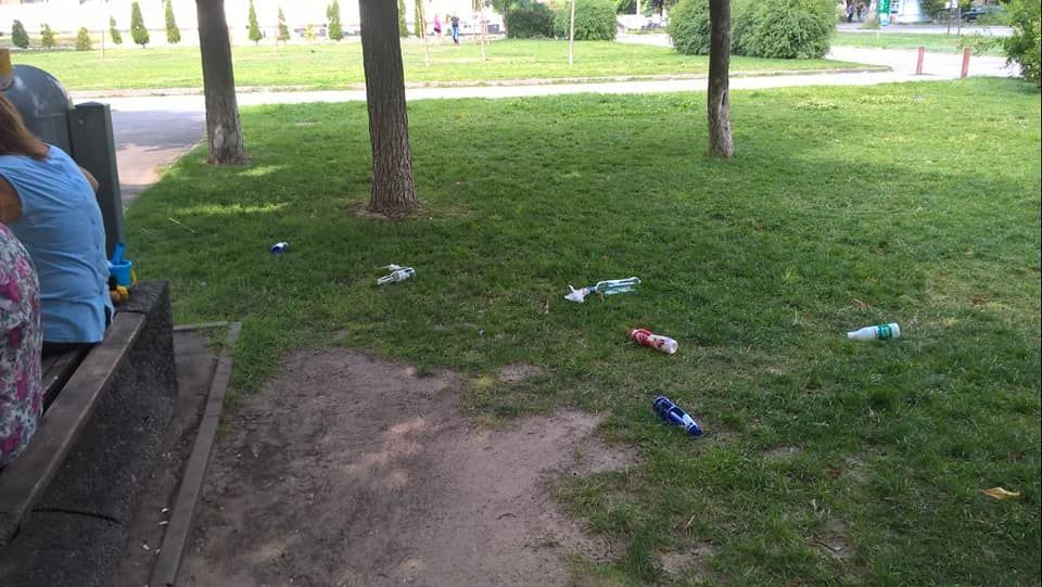Коробка от пиццы, пустые бутылки и объедки прямо на газоне: детскую площадку в Днепре превратили в мусорный бак. Новости Днепра