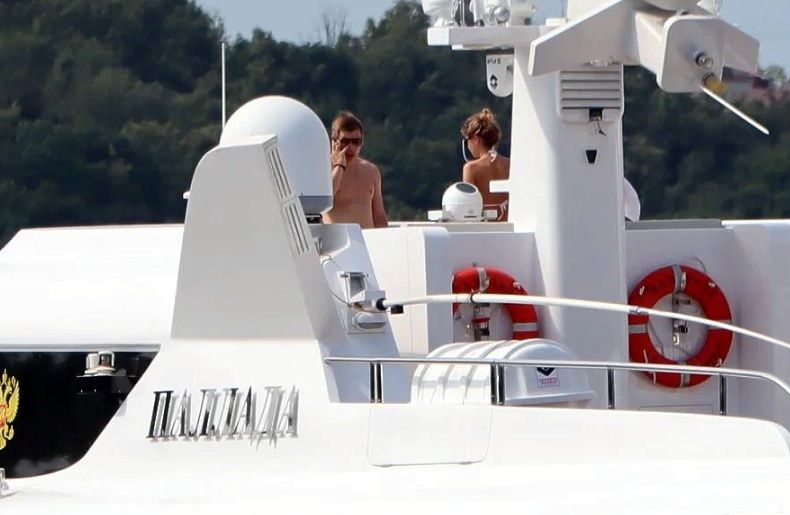 «Дева в купальнике»: на яхте Московской патриархии заметили полуголых девушек. Новости мира