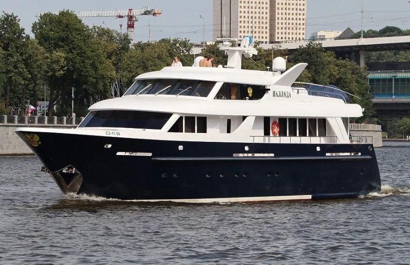 «Дева в купальнике»: на яхте Московской патриархии заметили полуголых девушек. Новости мира