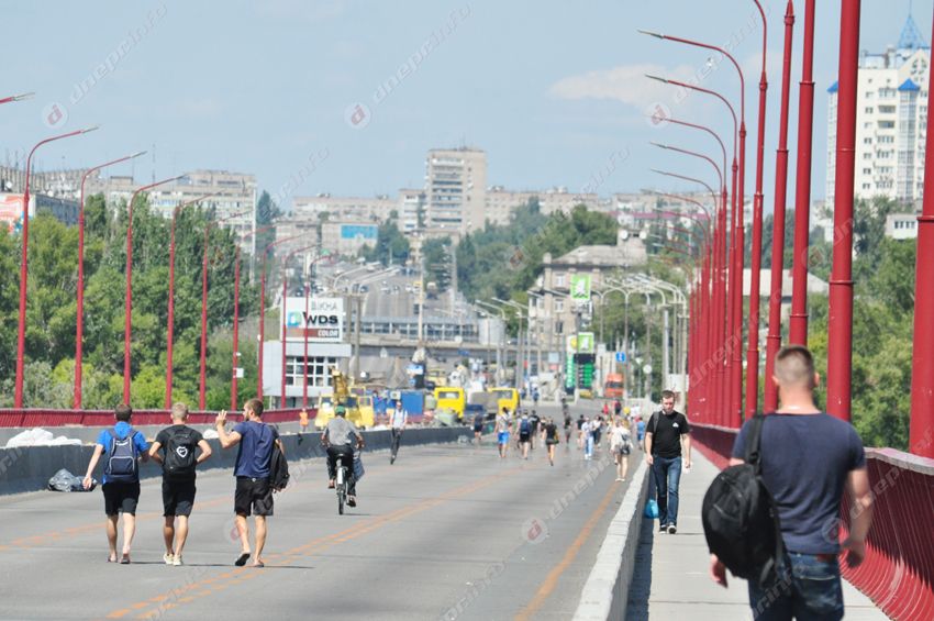 После перекрытия на Новом мосту активизировались работы. Новости Днепра