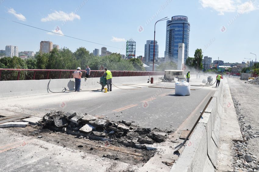 После перекрытия на Новом мосту активизировались работы. Новости Днепра