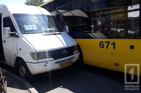 Полные салоны людей: в центре города произошло ДТП с маршруткой и троллейбусом. Новости Днепра