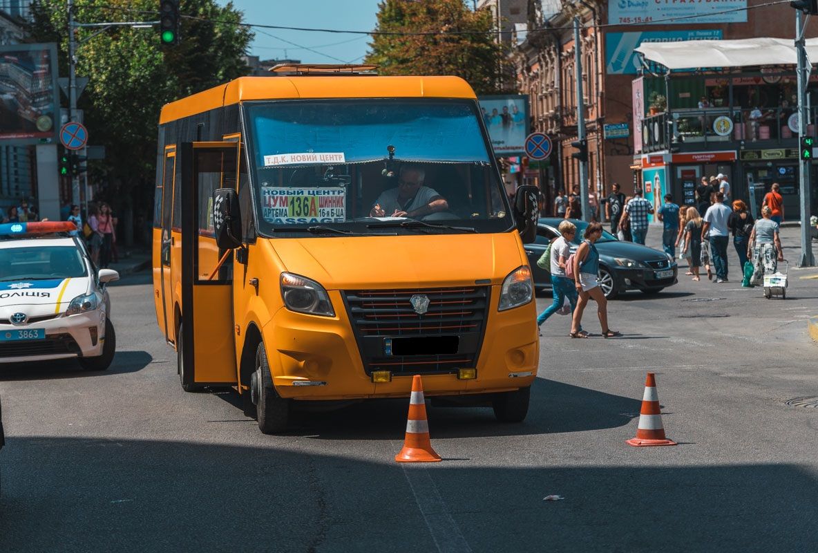 Рядом с ТРЦ «Мост-Сити» женщина попала под колеса маршрутки. Новости Днепра
