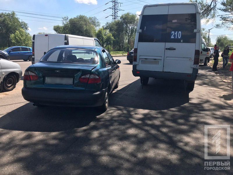 Один перекресток – сразу 2 ДТП: пострадали маршрутка и 3 «легковушки». Новости Днепра