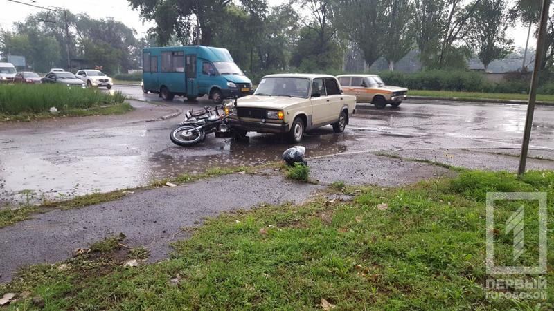 «Жертвы непогоды»: автомобиль на светофоре сбил мотоциклиста. Новости Днепра