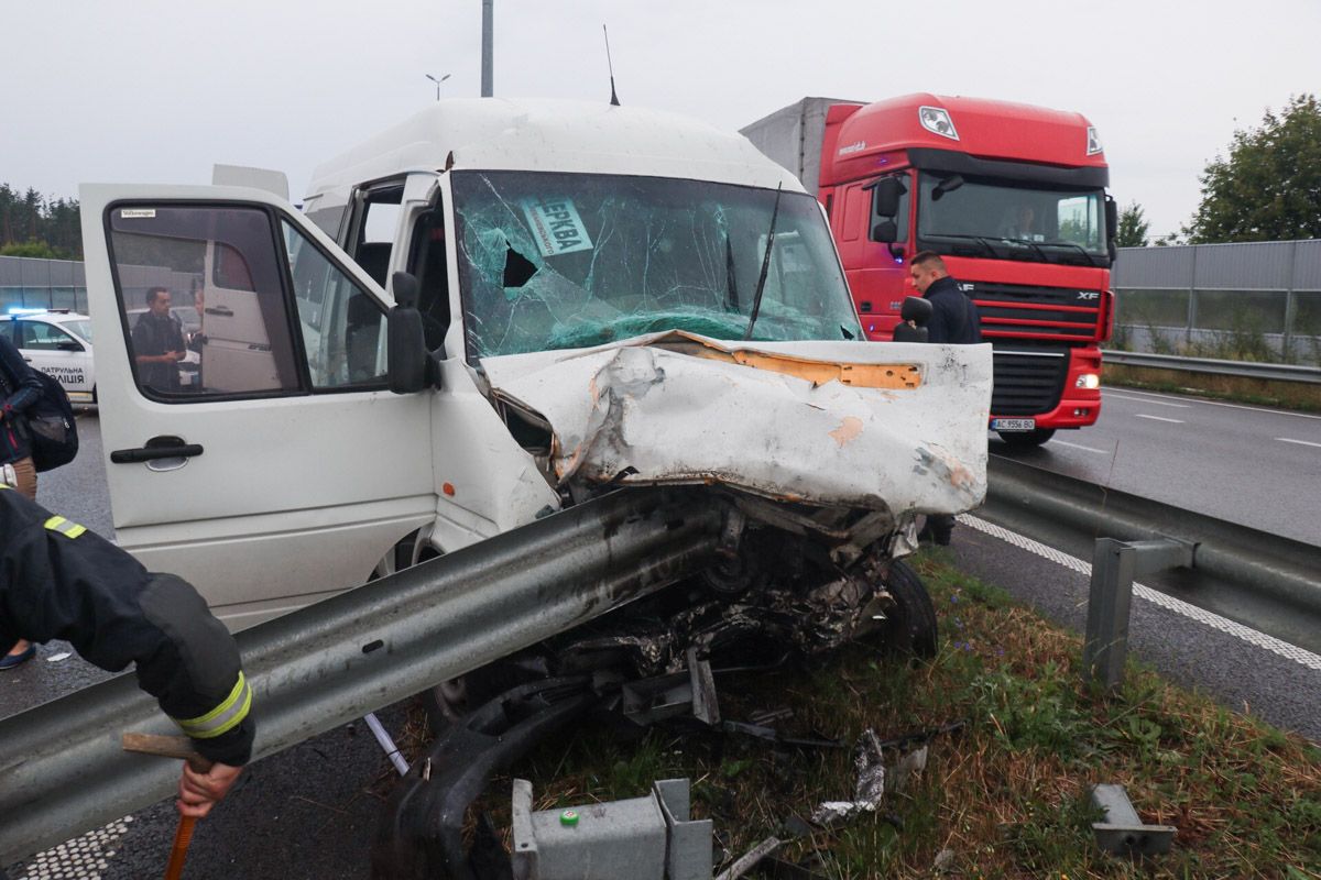 Возле Киева маршрутка попала в смертельное ДТП: 3 погибших. Новости Киева