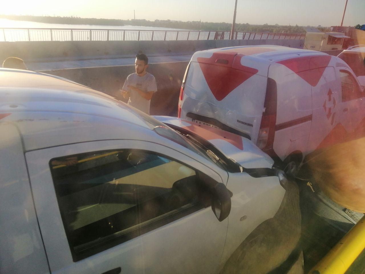 На Новом мосту столкнулись 3 авто. Новости Днепра