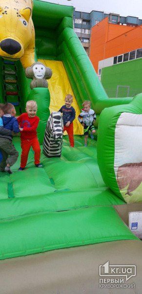 ЧП на аттракционе: горку с детьми сдуло ветром. Новости Днепра