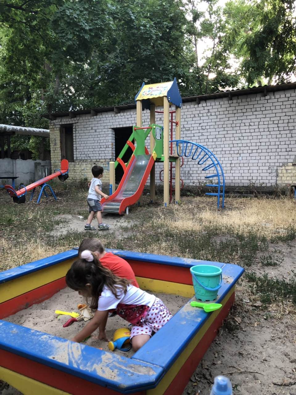 Памятник Славы и трущобы: шокирующий вид дворов возле известного монумента