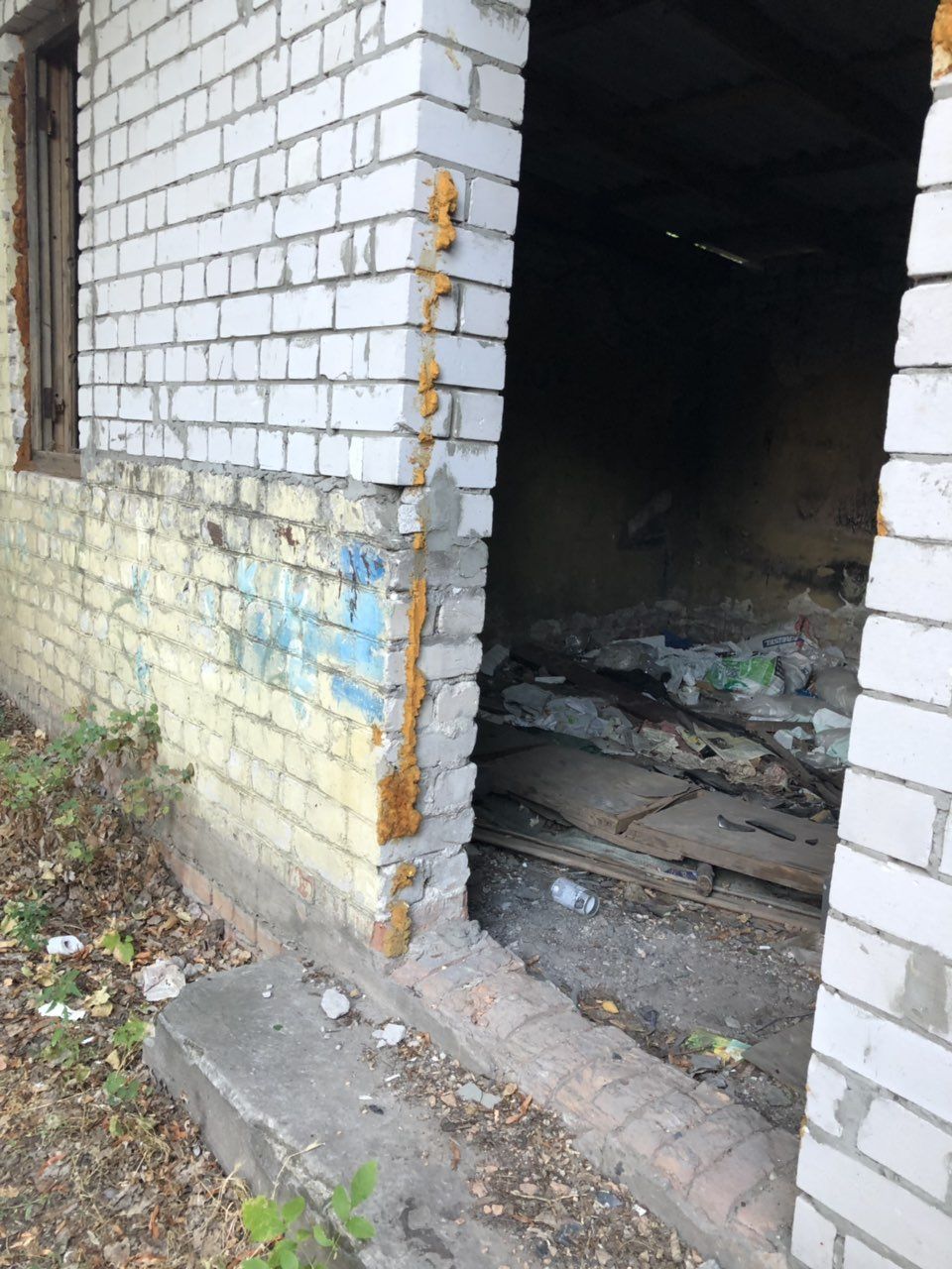 Памятник Славы и трущобы: шокирующий вид дворов возле известного монумента