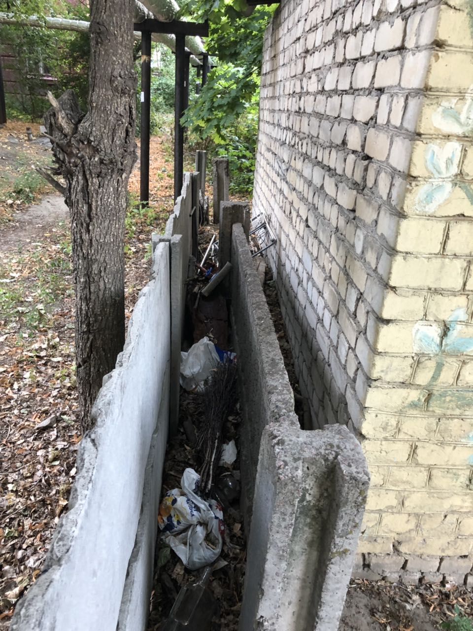 Памятник Славы и трущобы. Шокирующий вид дворов возле известного монумента.