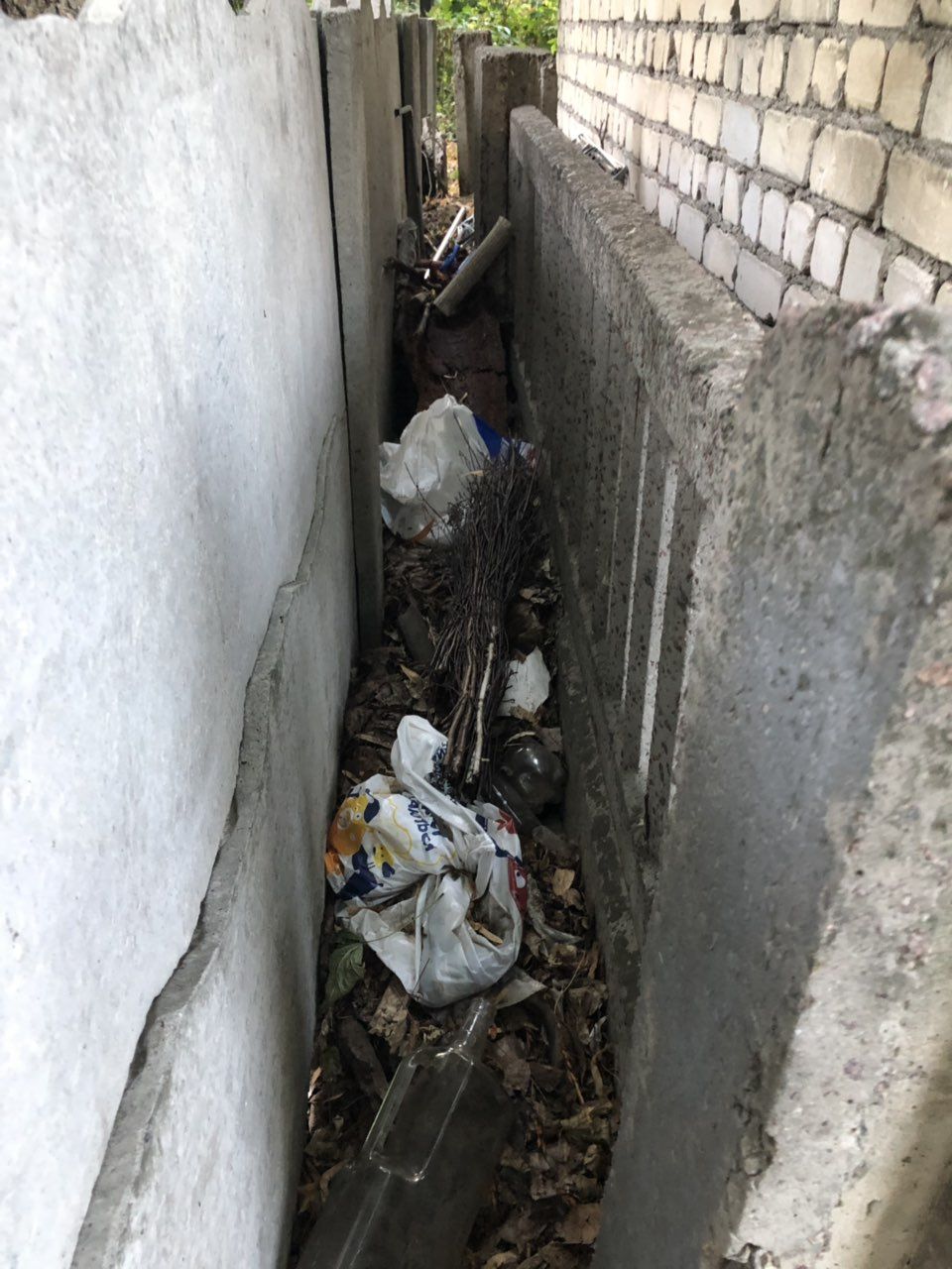 Памятник Славы и трущобы. Шокирующий вид дворов возле известного монумента.