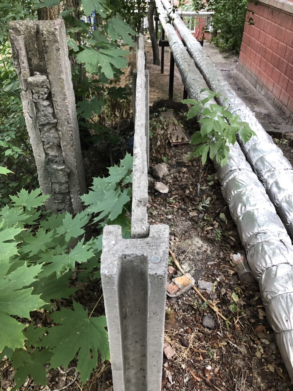 Памятник Славы и трущобы. Шокирующий вид дворов возле известного монумента.