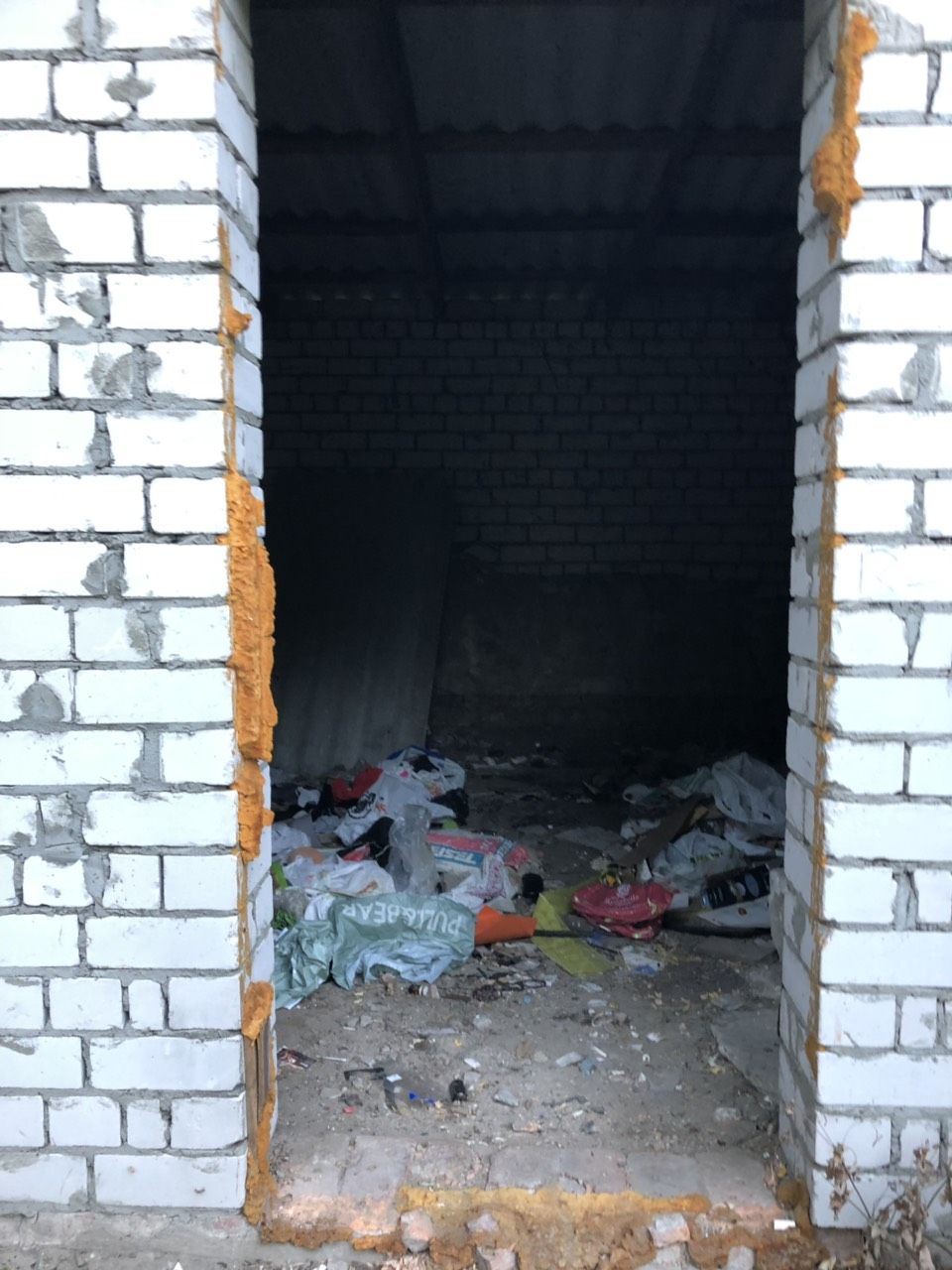 Памятник Славы и трущобы: шокирующий вид дворов возле известного монумента