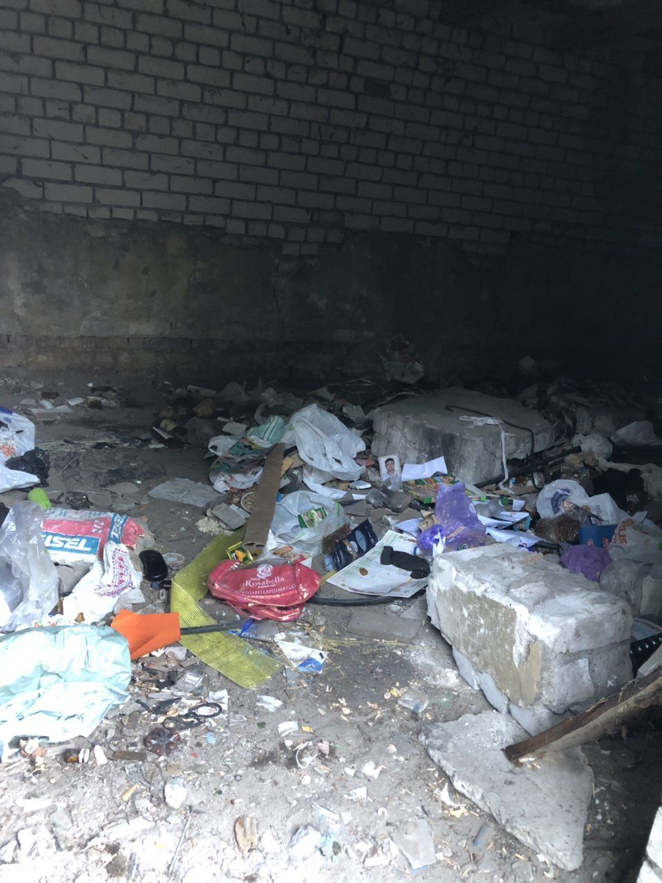 Памятник Славы и трущобы: шокирующий вид дворов возле известного монумента