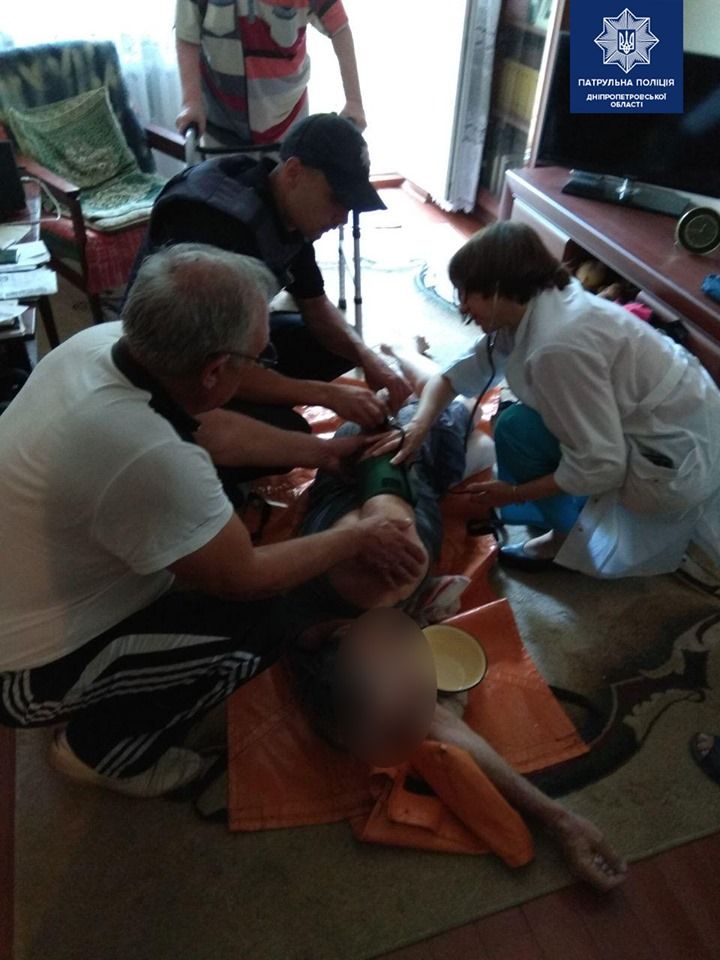 В Днепре врачам понадобилась помощь полиции, чтобы спасти жизнь человека. Новости Днепра
