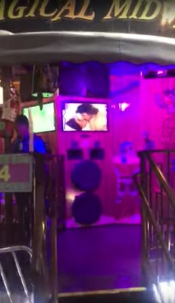 Недетское зрелище: на детском аттракционе на большом экране показали порно. Новости мира