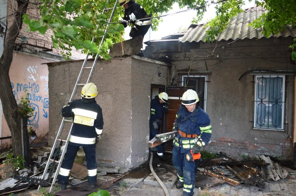 Загорелся жилой дом: понадобилось 2 бригады спасателей. Новости Днепра