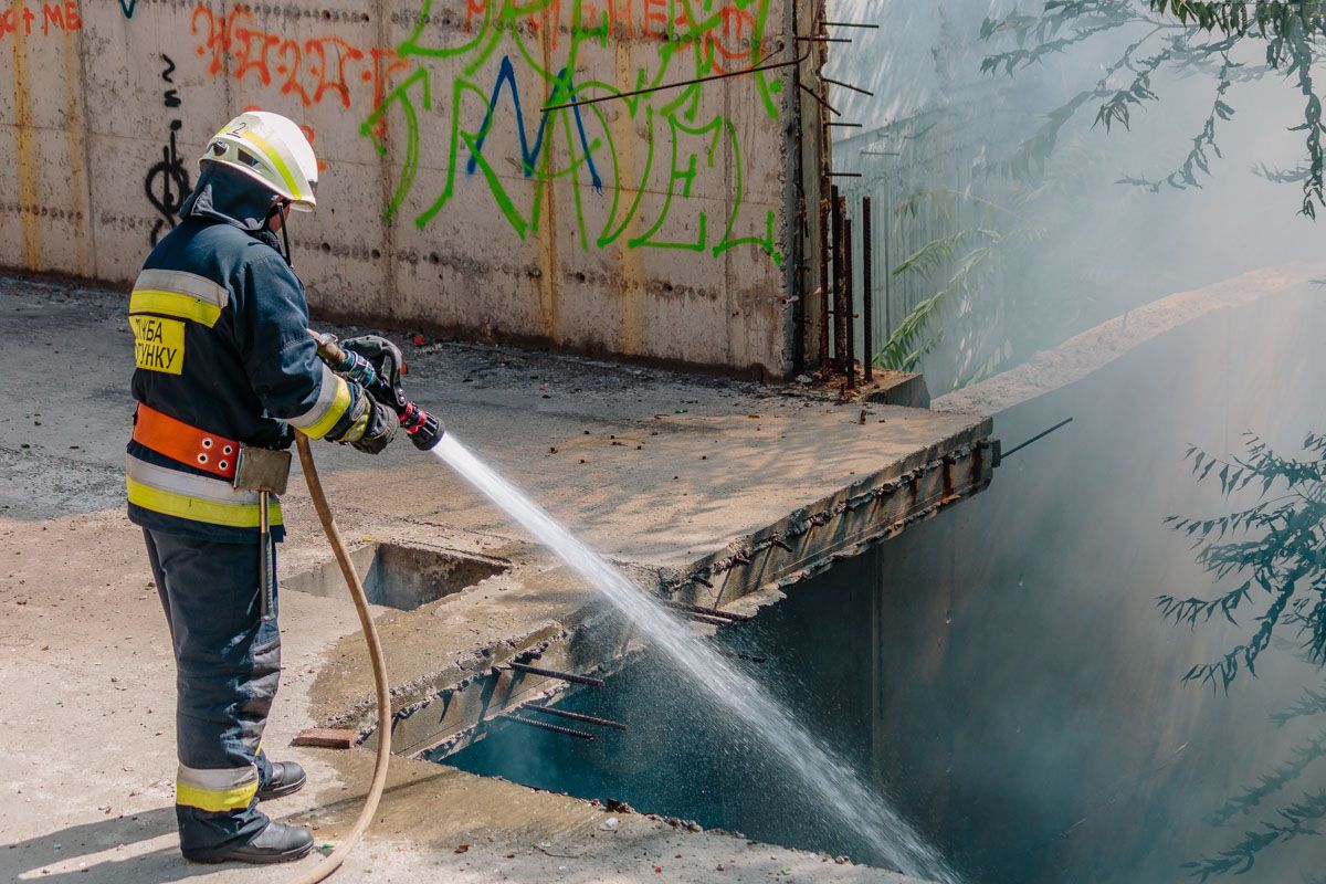 Густой черный дым и ужасная вонь: пожар около «Днепр-Арены». Новости Днепра