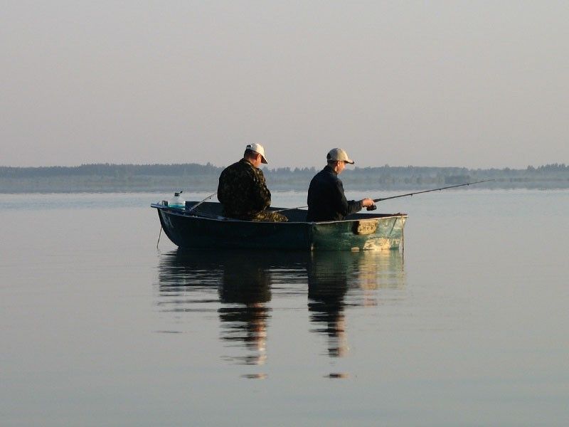 На реке Днепр рыбаки оказались в ловушке посреди водного пространства. Новости Днепра