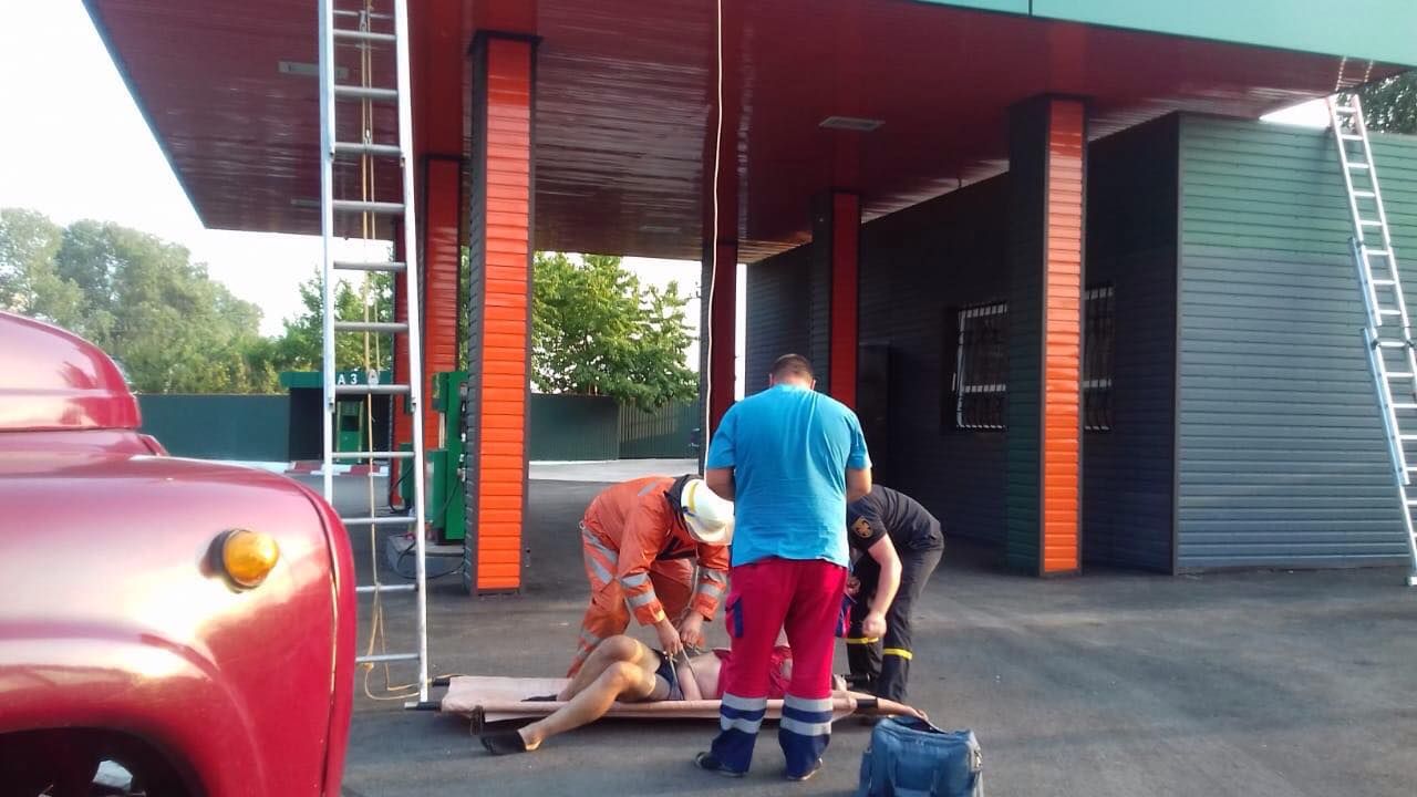Под Днепром мужчина без признаков жизни лежал на крыше заправки. Новости Днепра