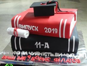 Филатов подарил выпускникам торт. Новости Днепра