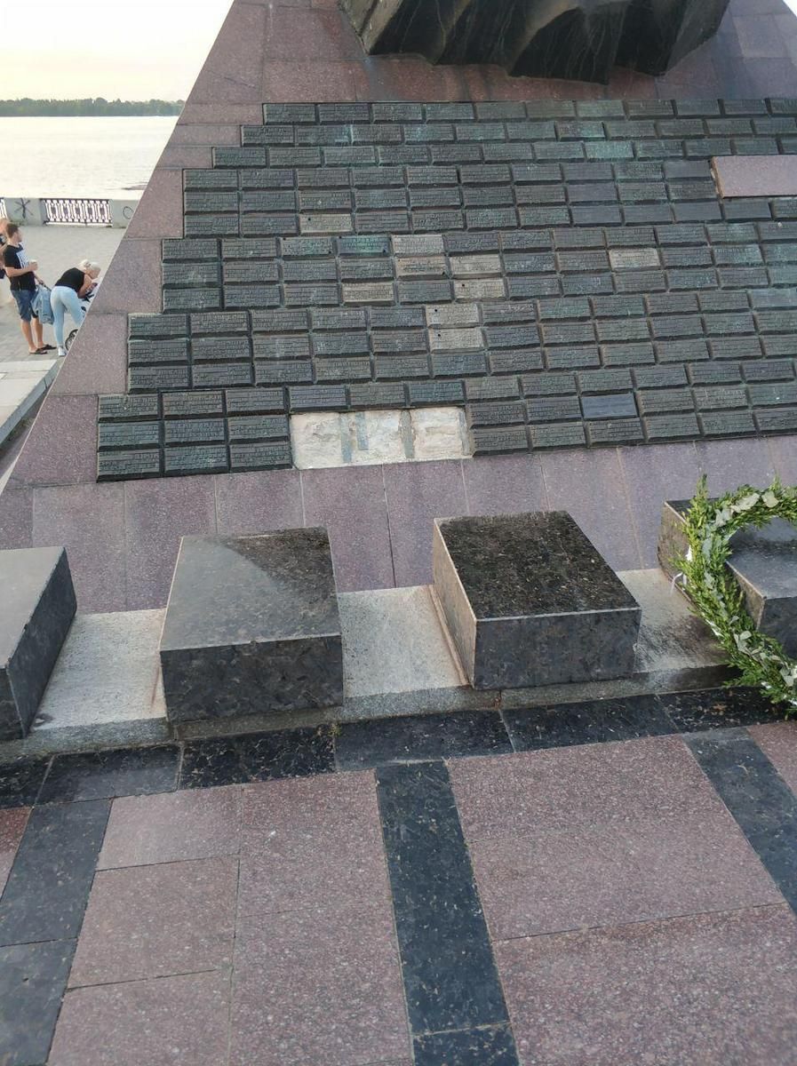 Ни совести, ни памяти: вандалы вновь надругались над памятником в Днепре. Новости Днепра