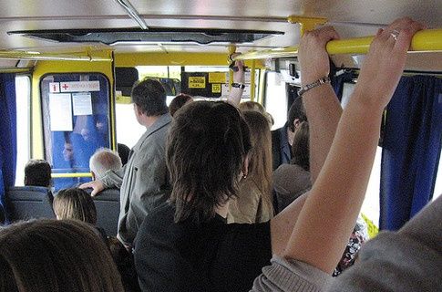 Агрессия в маршрутках: водитель стал жертвой нападения из-за отсутствия сдачи. Новости Днепра