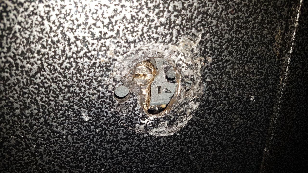 Днепрянам взламывают входные замки средь бела дня: подозреваемых сняли на камеру. Новости Днепра