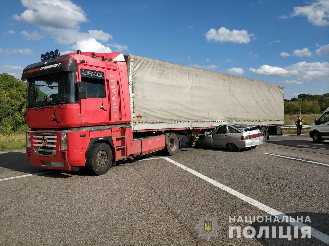 Автомобиль влетел под грузовик. Новости Украины