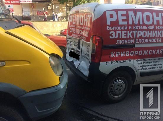 Водитель отвлекся: маршрутка с полным салоном пассажиров попала в тройное ДТП. Новости Днепра