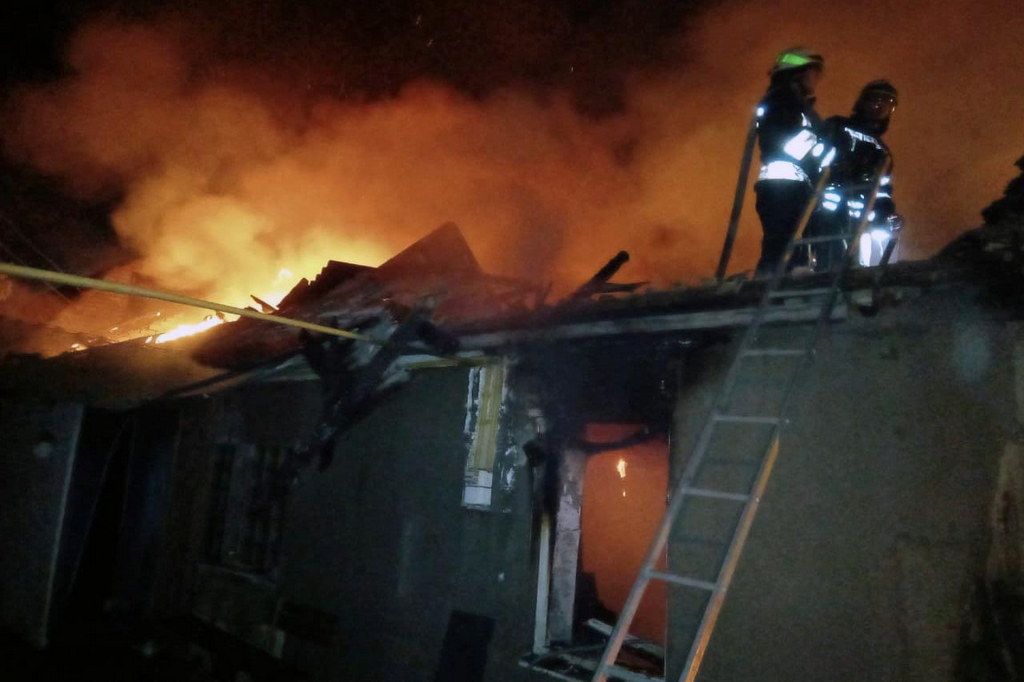 В Днепре дом сгорел дотла: выбраться успели не все. Новости Днепра