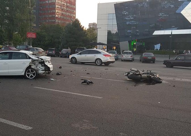 В Днепре не помогали пострадавшему в ДТП парню. Новости Днепра