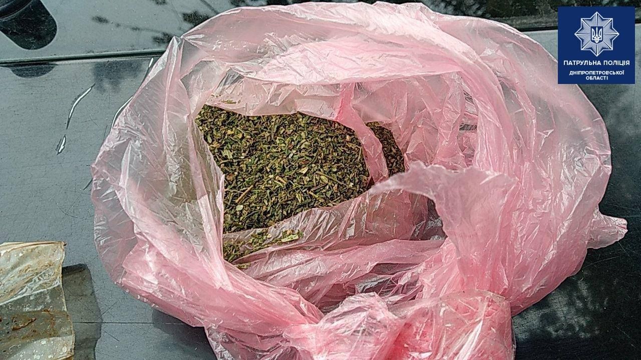 Привлек внимание поведением: мужчина «спалился» перед патрульными. Новости Днепра