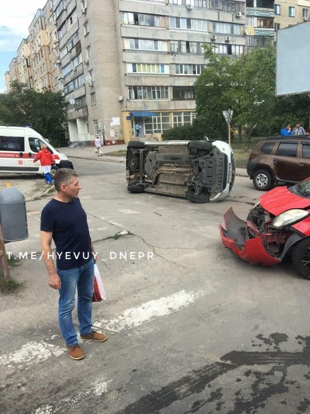 ДТП в Днепре: легковушка перевернулась на бок, движение затруднено. Новости Днепра