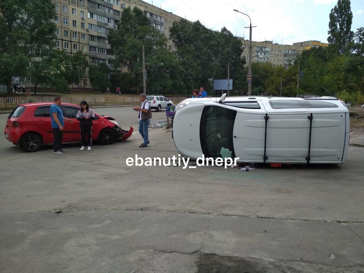ДТП в Днепре: легковушка перевернулась на бок, движение затруднено. Новости Днепра