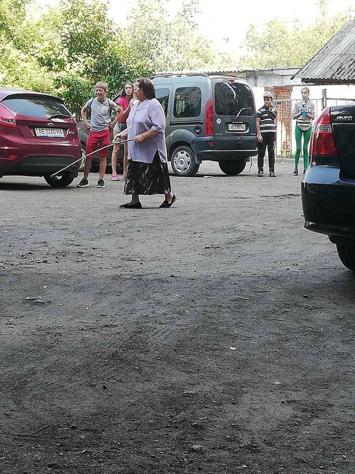 «Наорали матом и закидали камнями»: подростки агрессивно отреагировали на замечание от женщины. Новости Днепра