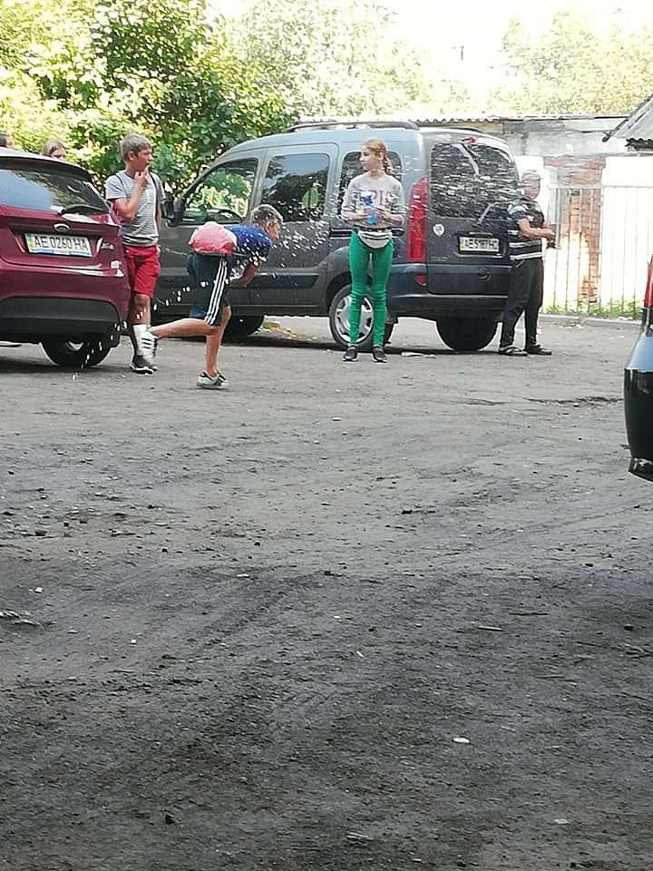 «Наорали матом и закидали камнями»: подростки агрессивно отреагировали на замечание от женщины. Новости Днепра