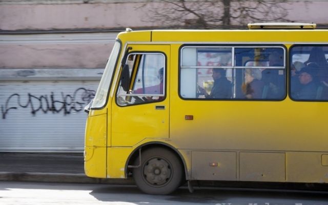 Водитель маршрутки чуть не травмировал пожилую женщину из-за просьбы льготного проезда. Новости Днепра