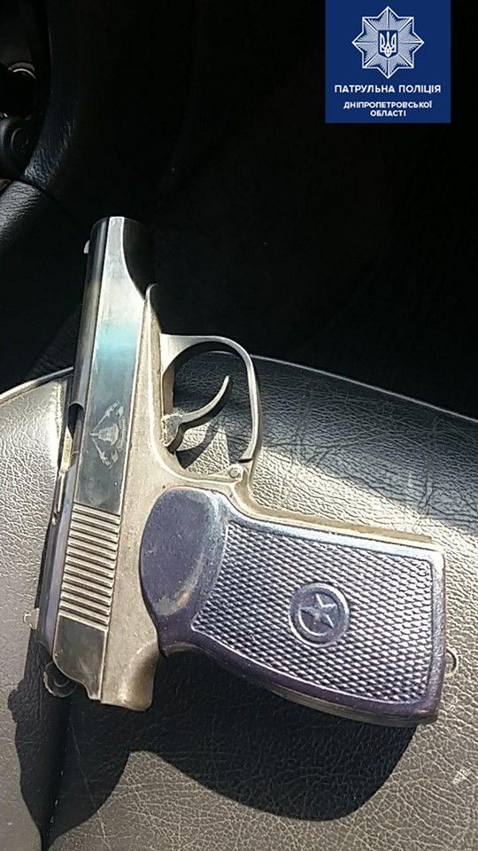 Патрульные остановили вооруженного водителя, и он начал есть улики. Новости Днепра